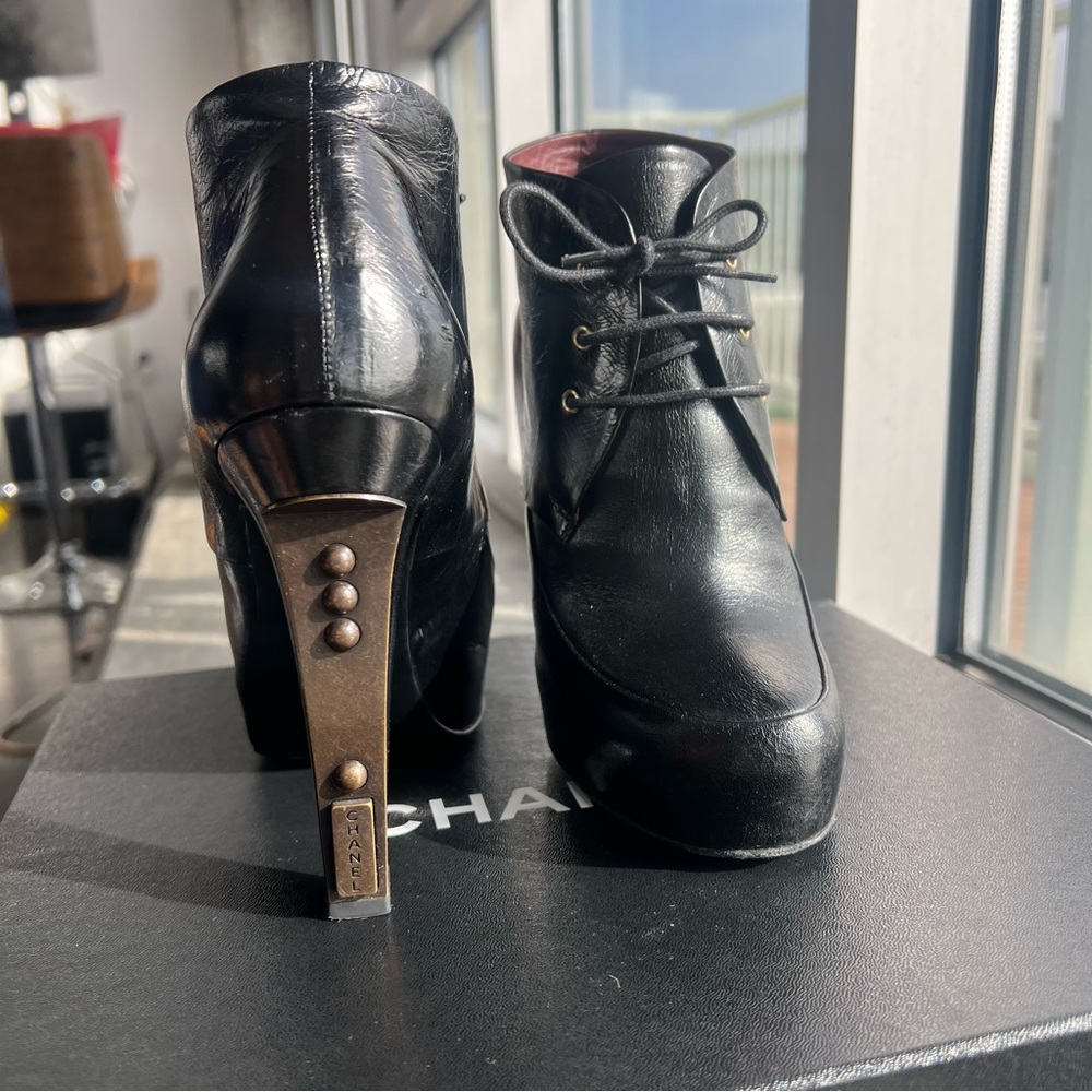 CHANEL Lacets Black Leather Lace Up Round Toe Ankle Boots - SIZE 39.5 - Picture 4 of 13